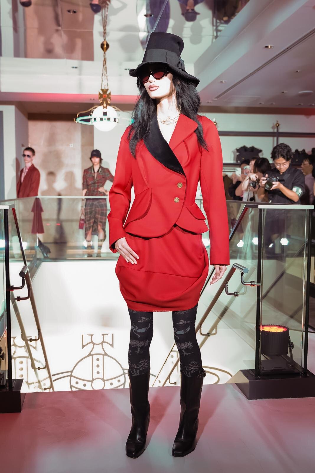 ヴィヴィアン・ウエストウッド青山旗艦店オープンを祝したミニショー、ブランドのDNAで溢れさせて | 写真