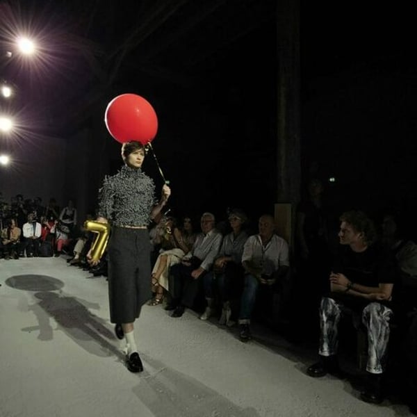 ルーカス・エミリオ・ブルンナー、イエール・フェスティバル2025で栄冠に輝く – FashionNetwork 日本 ルーカス・エミリオ・ブルンナー、イエール・フェスティバル2025で栄冠に輝く - FashionNetwork 日本