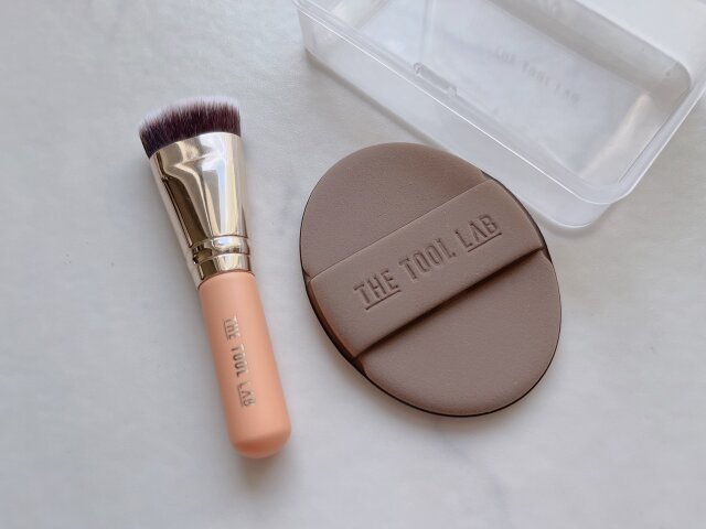 小さいブラシとパフのセットで、ケース付き