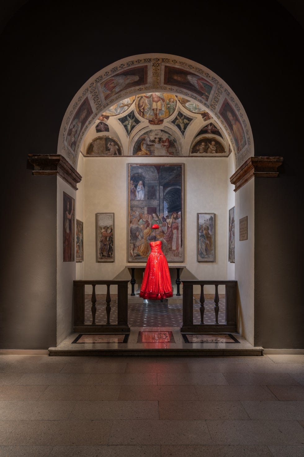 展覧会「giorgio armani: milano, per amore」の内観