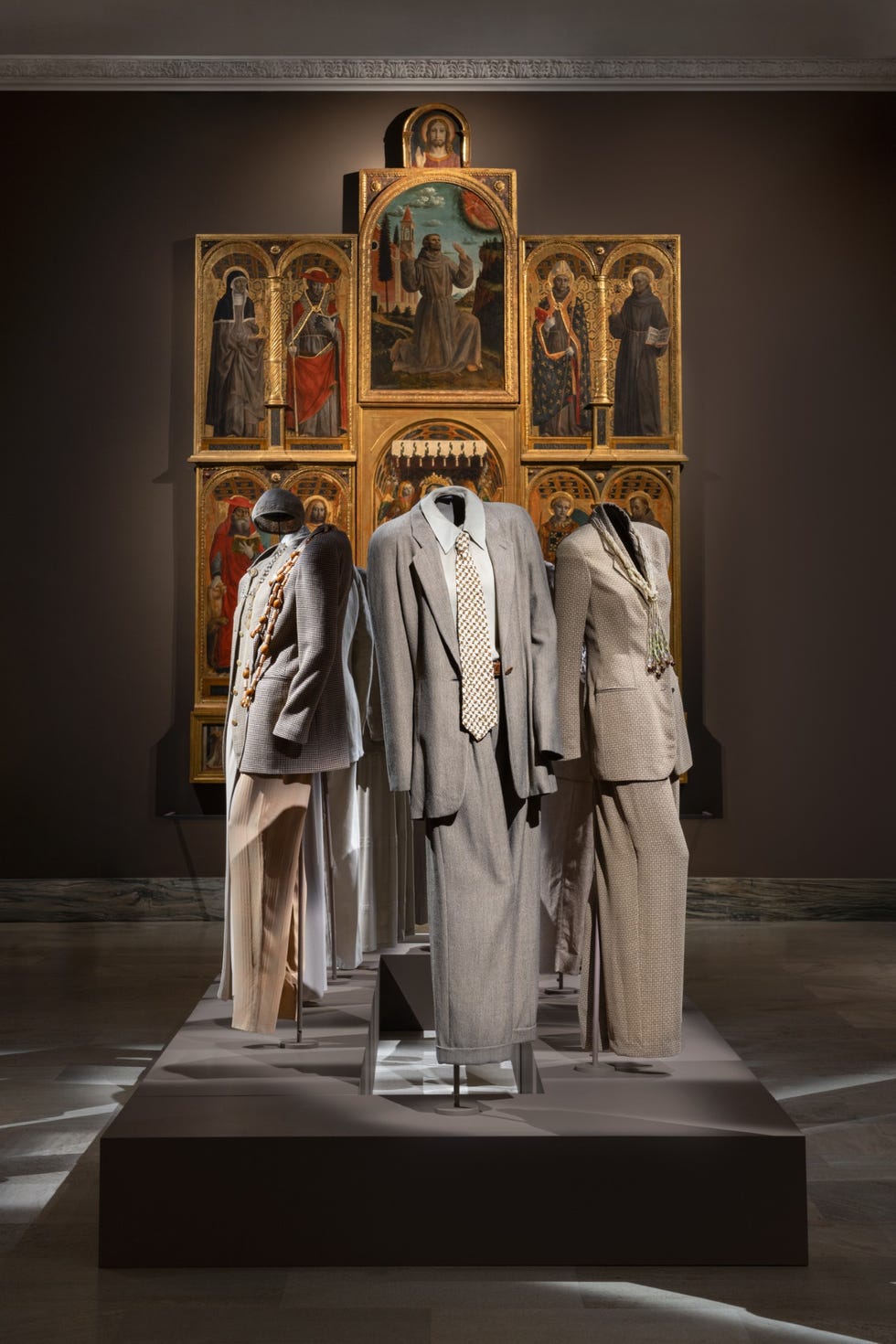 展覧会「giorgio armani: milano, per amore」の内観