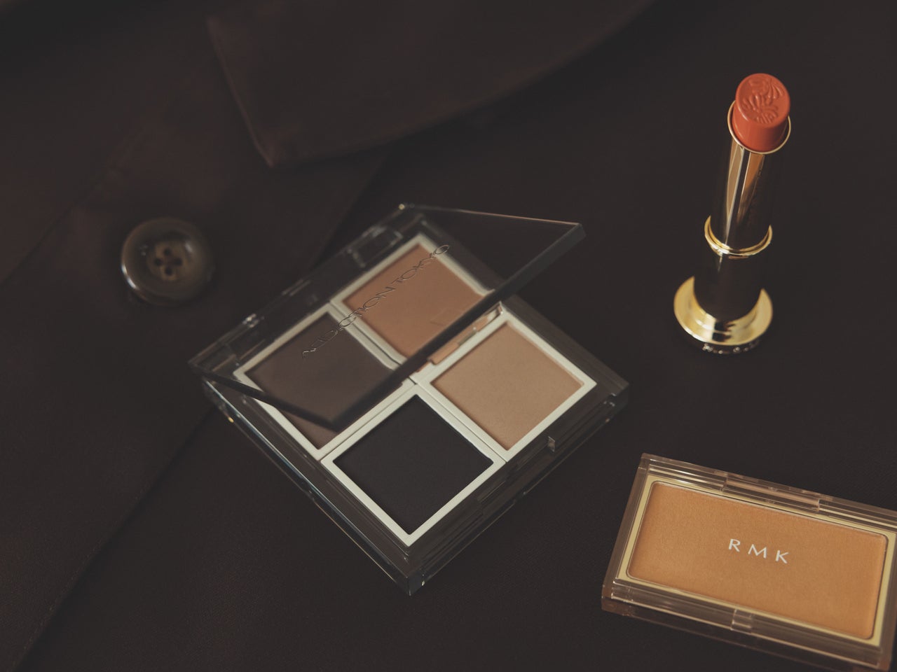 アディクションの秋色アイカラーパレット、RMKのチーク、ポール＆ジョーのリップ