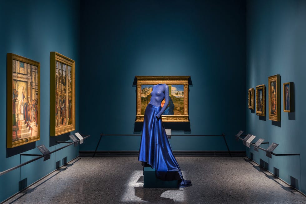 展覧会「giorgio armani: milano, per amore」に展示しているブルーの装い
