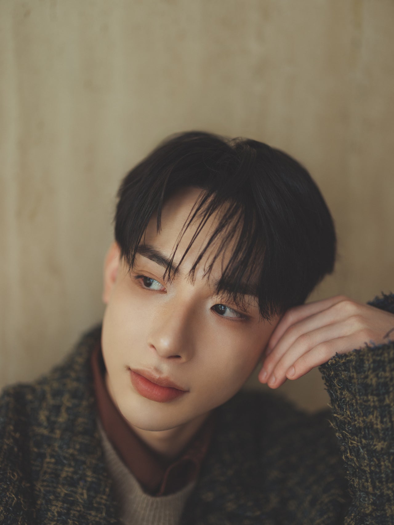 秋のメンズメイク　トレンドのブラウンのコーディネートに合わせたスモーキーローズカラーのアイメイク４