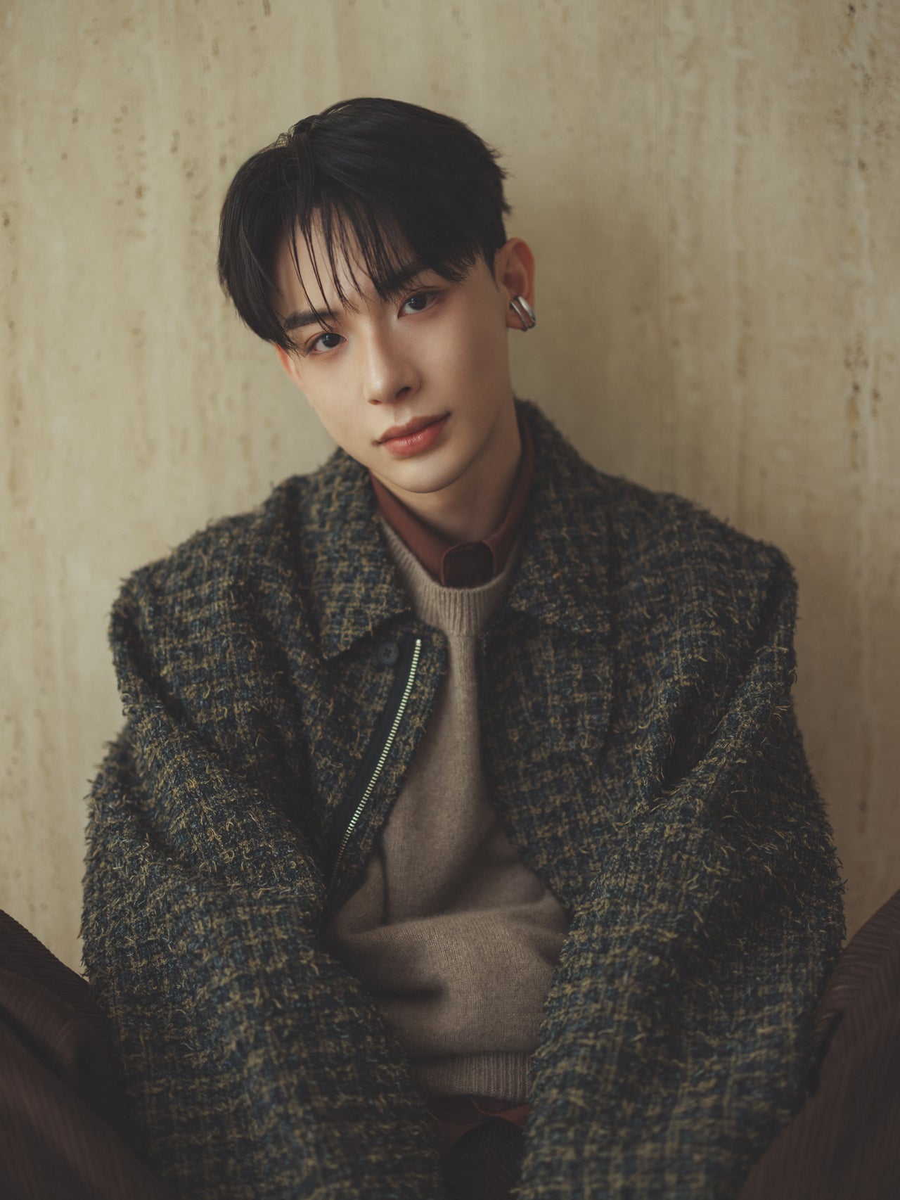 秋のメンズメイク　トレンドのブラウンのコーディネートに合わせたスモーキーローズカラーのアイメイク１