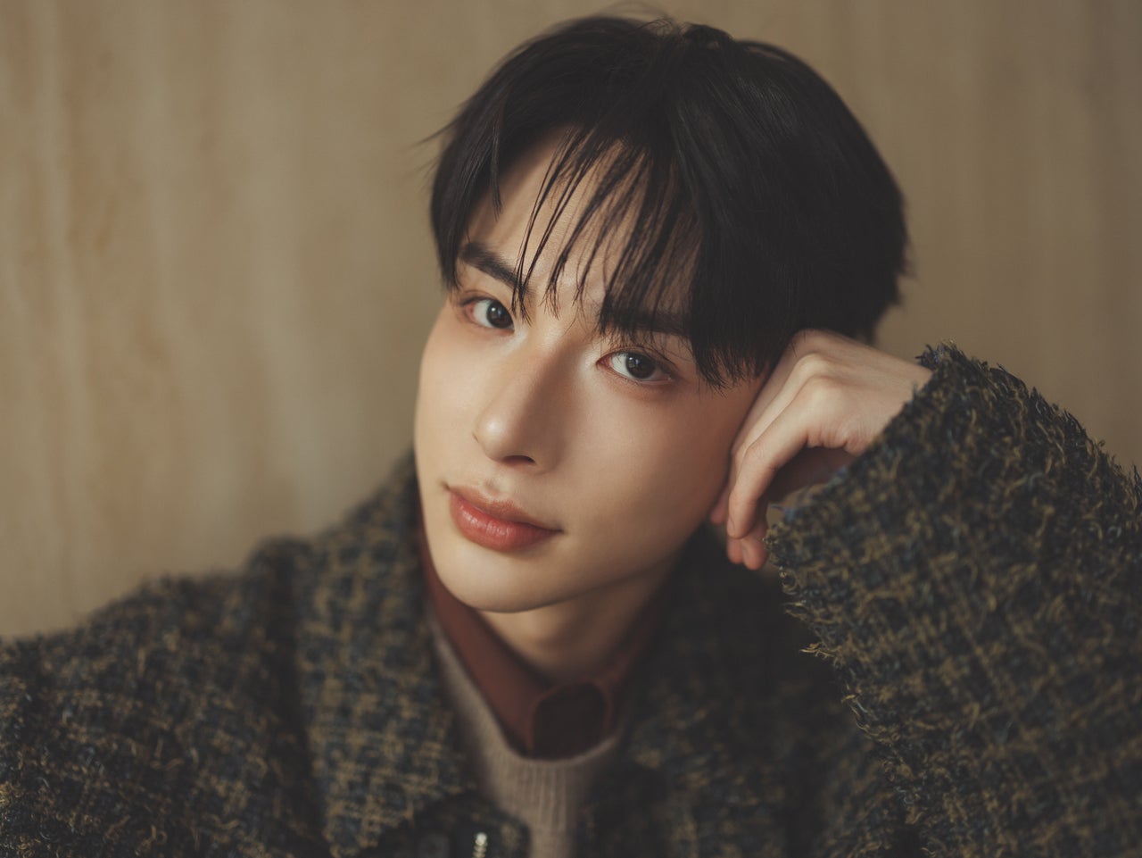 秋のメンズメイク　トレンドのブラウンのコーディネートに合わせたスモーキーローズカラーのアイメイク２