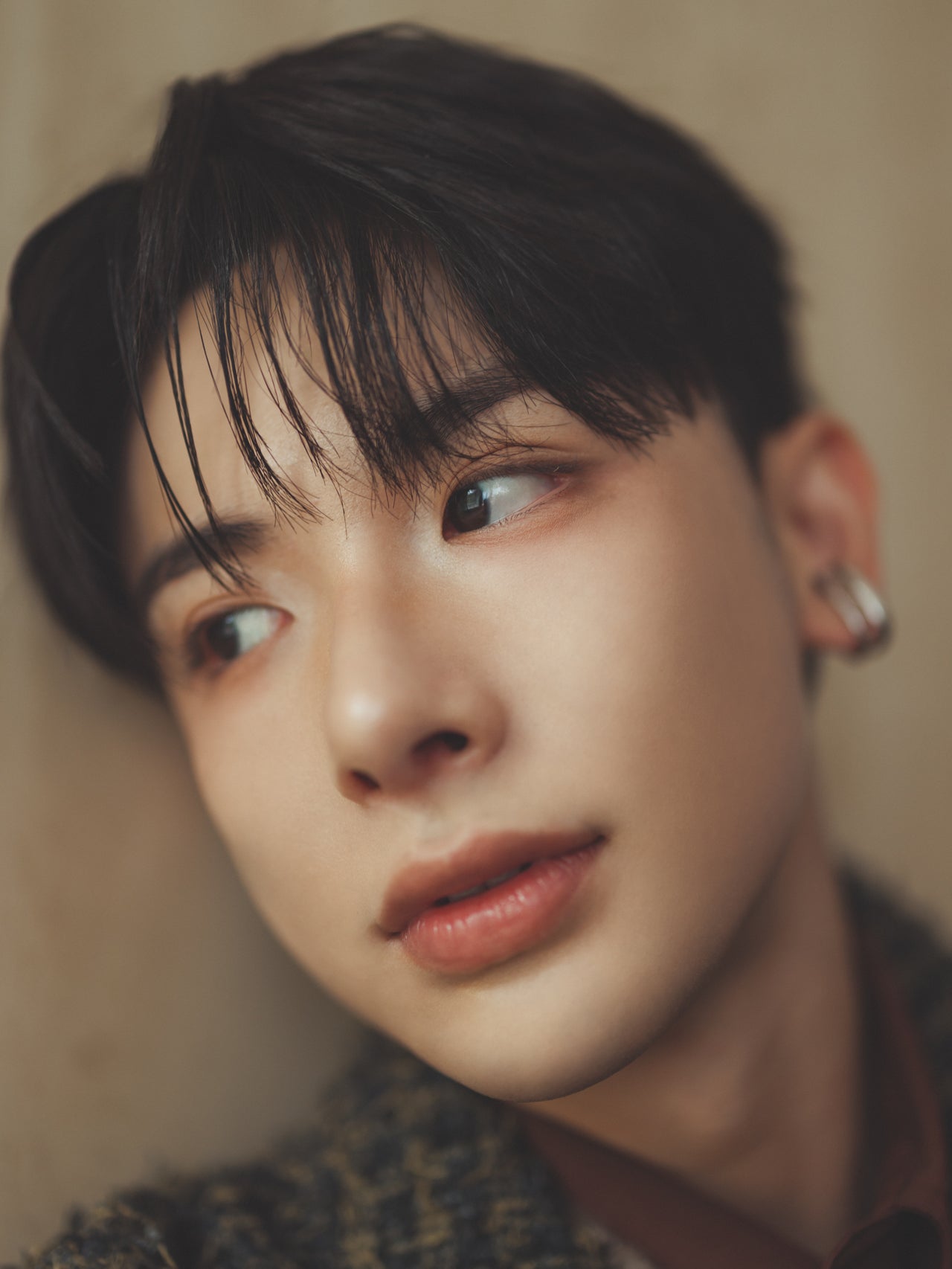 秋のメンズメイク　トレンドのブラウンのコーディネートに合わせたスモーキーローズカラーのアイメイク３