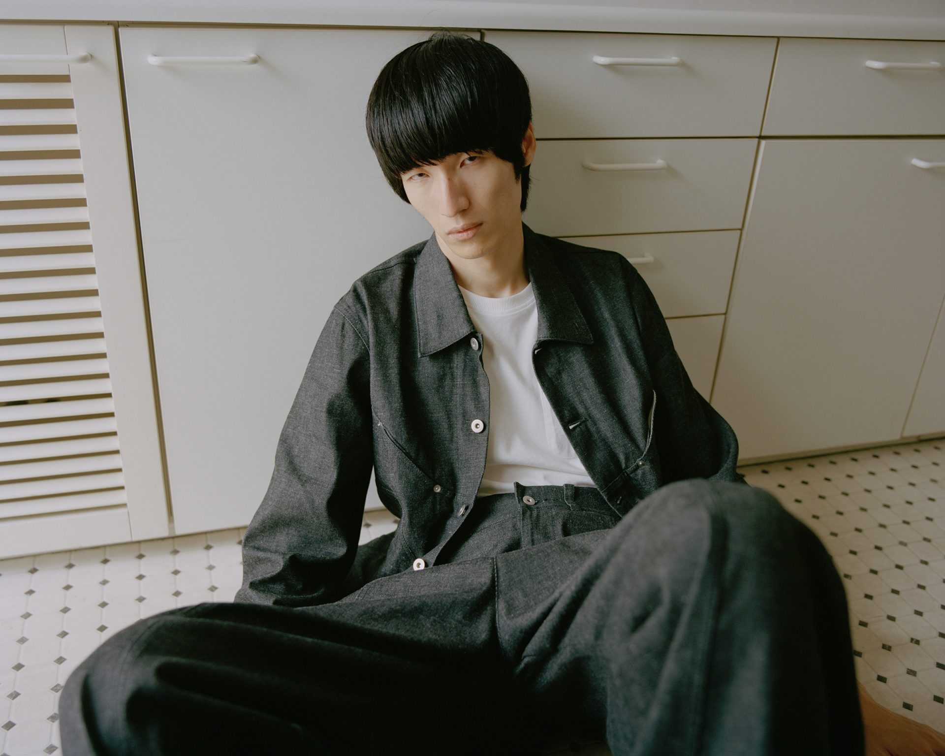 雨の世田谷をフォトグラファー PICZO が切り取る。セイジ トダが手掛けるブランド sage NATION が2025年秋冬キャンペーンを公開。 | News 雨の世田谷をフォトグラファー PICZO が切り取る。セイジ トダが手掛けるブランド sage NATION が2025年秋冬キャンペーンを公開。 | News