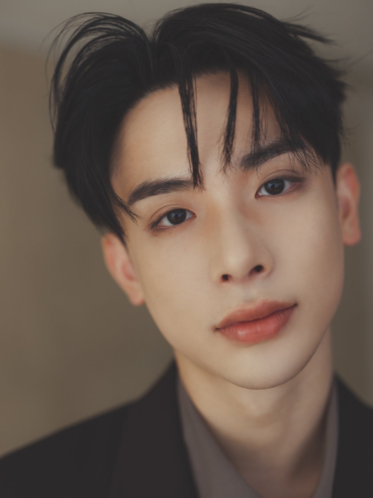 秋のメンズメイク　トレンドのブラウンのコーディネートに合わせた陰影を強く出したメイクアップ４