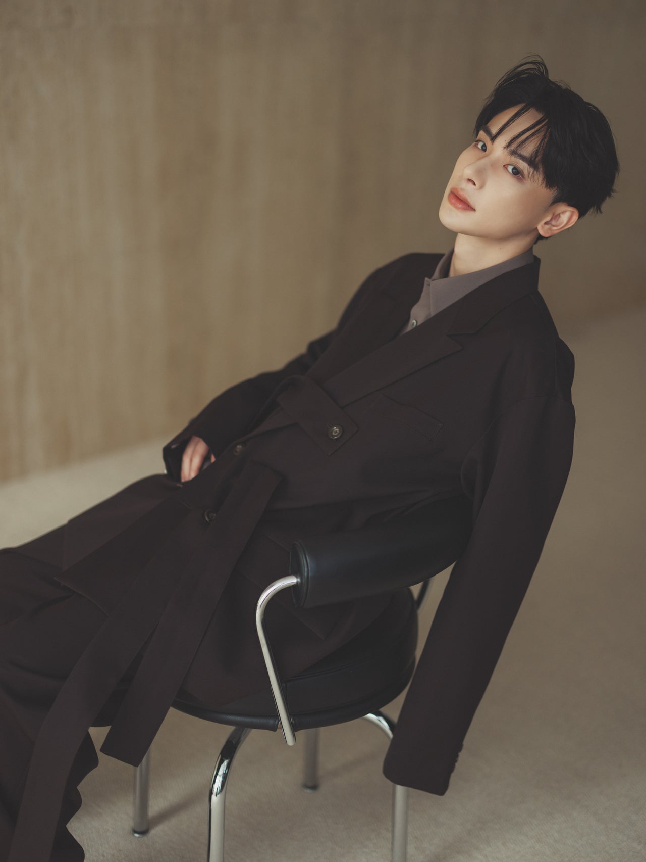 秋のメンズメイク　トレンドのブラウンのコーディネートに合わせた陰影を強く出したメイクアップ１