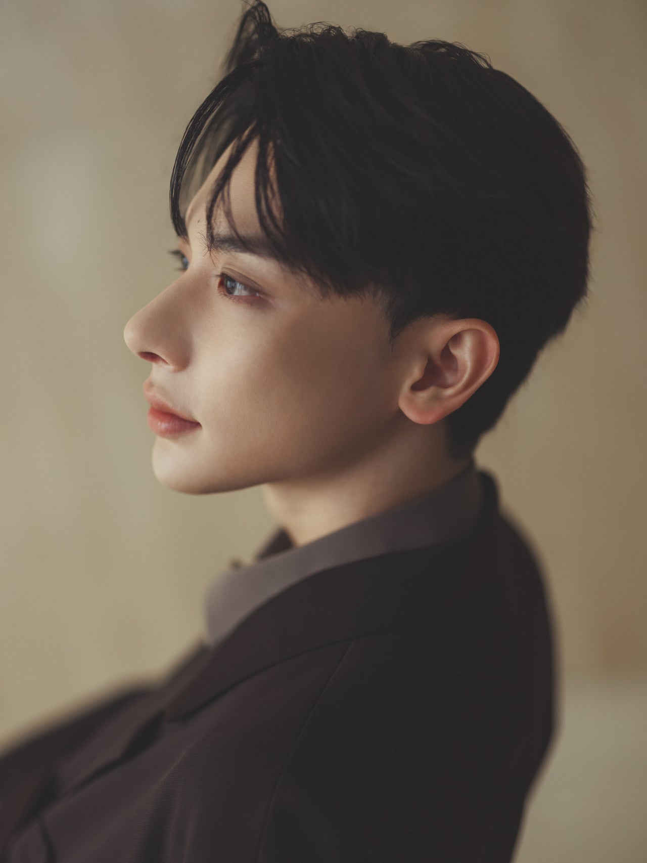 秋のメンズメイク　トレンドのブラウンのコーディネートに合わせた陰影を強く出したメイクアップ３