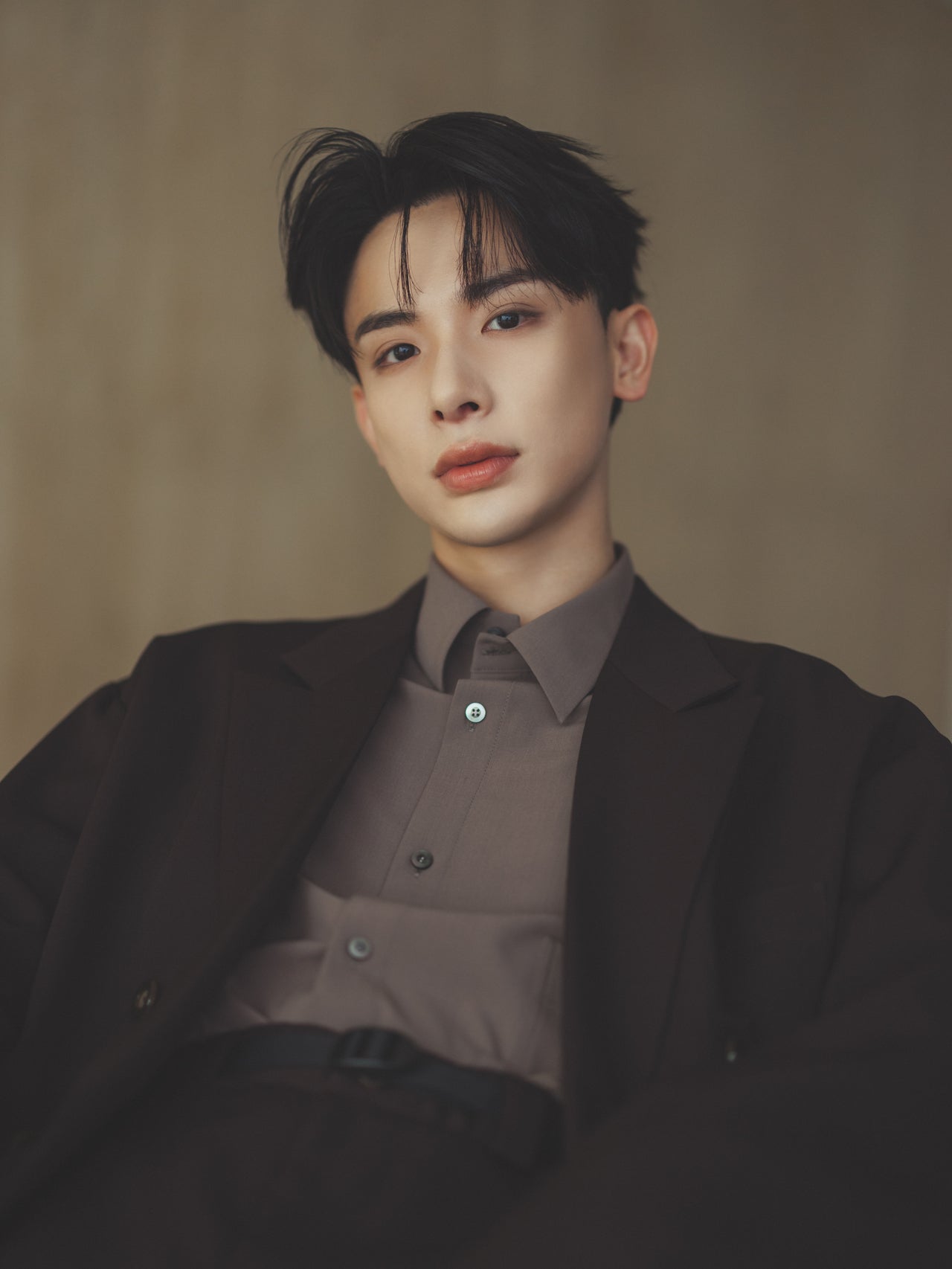 秋のメンズメイク　トレンドのブラウンのコーディネートに合わせた陰影を強く出したメイクアップ２