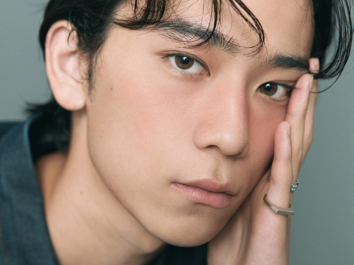 僕らの秋顔はチークで作る。メイク初心者メンズでも簡単に挑戦できる、旬の自然な血色感をプロが指南 メンズノンノウェブ | MEN’S NON-NO WEB 僕らの秋顔はチークで作る。メイク初心者メンズでも簡単に挑戦できる、旬の自然な血色感をプロが指南 メンズノンノウェブ | MEN'S NON-NO WEB