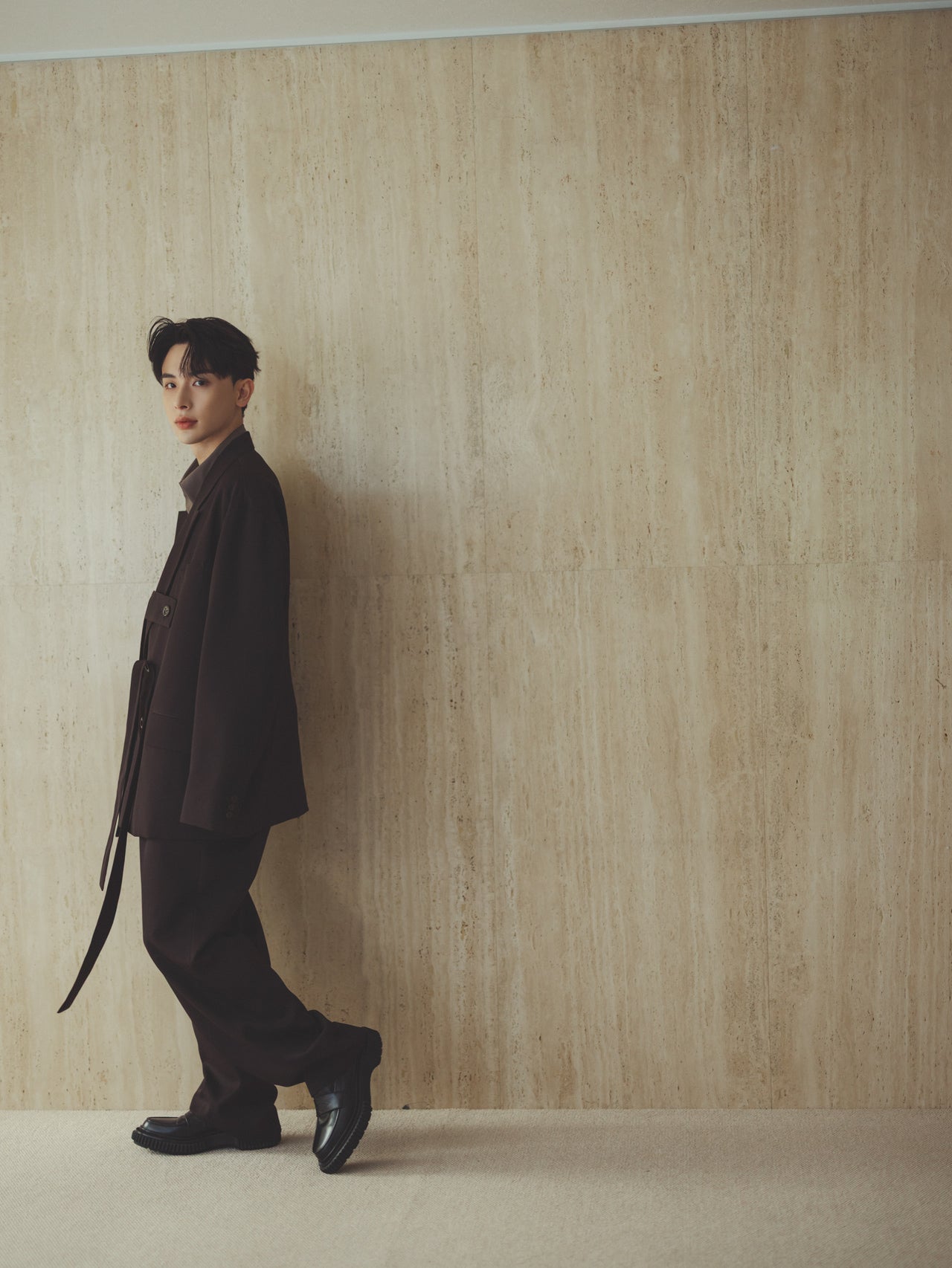 2025年秋冬のメンズファッション　ブラウンのセットアップを着用したコーディネート