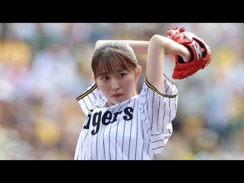 人気女子アナが大胆ワインドアップ 場内どよめき…豪快投球に“倒れ込み”で赤面 人気女子アナが大胆ワインドアップ 場内どよめき…豪快投球に“倒れ込み”で赤面