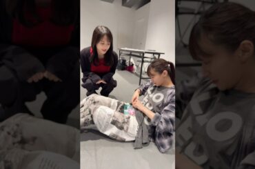 今日のリハの風景です🥹 #アイカツプリパラ のガチャガチャで #真中らぁら を引いたみゆたんがひみちゃんにサプライズプレゼントしてました🥹🧡💜 #i_Ris #プリパラ #ひみゆちゃん