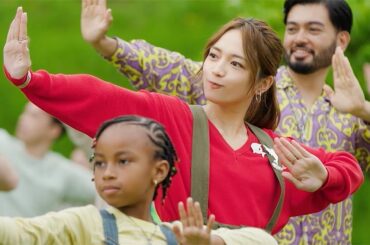 川口春奈＆木戸大聖＆阿部久令亜、130人の仲間と“日本製鉄体操”！　日本製鉄「世界は鉄でできている。」シリーズ第3弾CM＆メーキング