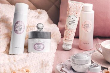 ジルスチュアート ビューティ2025年冬コスメ“純白の花×ミルク香る”ラメ入りリップバーム＆入浴料 - ファッションプレス