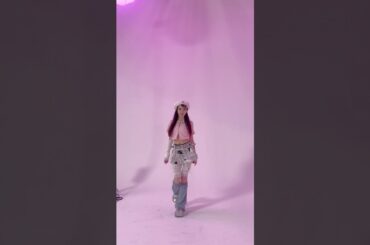 𝑮𝒊𝒓𝒍𝒔² "𝑳𝑬𝑻 𝑴𝑬 𝑫𝑨𝑵𝑪𝑬" それぞれいろんなアイテムを纏って平成カワイイを表現💞 #𝑮𝒊𝒓𝒍𝒔2_𝑵𝒆𝒘𝑬𝒓𝒂