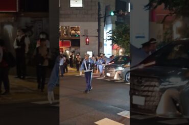 この状況で右折を試みようとするアルファード車、やはりあきらめて直進したようです。【イスラエル大使館闘争】この奥にイスラエル大使館がある。東京・麹町