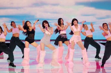 TWICE、ヴィクトリアズ・シークレット・ファッションショー2025でパフォーマンス | Vogue Japan