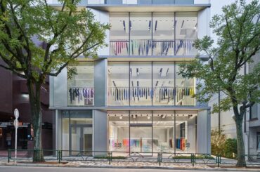 「プリーツ プリーズ イッセイ ミヤケ」青山店が移転リニューアル　3フロアで世界観を発信