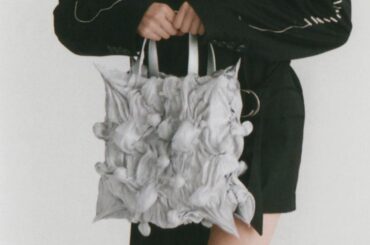 ミカゲ シン“地面にこぼれ落ちた水”着想の絞り染めバッグ、放射状の立体フォルムで - ファッションプレス