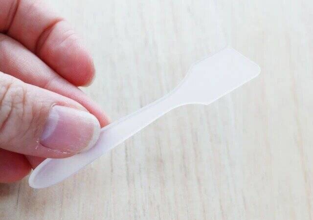 ダイソーのメイクスパチュラ(斜めカット型、30本)2