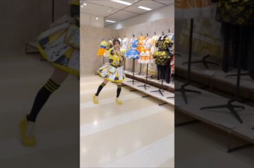 AKB48 向井地美音 みーおんが大好きな #ヘビロテ お仕事衣装 ADさんver.🎬💛 指原莉乃さんの衣装です🫶🏻  #AKB48大衣装展