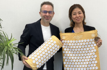 シャクティ・ジャパン、指圧と鍼のマットが売上13倍に 芸能人や美容家の口コミで拡散