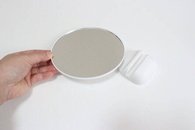 ダイソーのスマホが立てかけられるミラー ラウンド