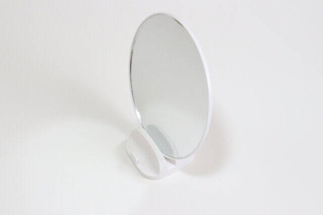 ダイソーのスマホが立てかけられるミラー ラウンドのデザイン