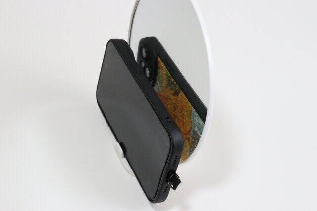 ダイソーのスマホが立てかけられるミラー ラウンドの使用イメージ