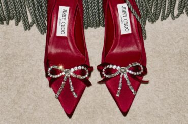 ジミー チュウ“まるで宝石”クリスタル付きサテンパンプス＆バッグ、花型ジュエリーも [ページ1 / 全1ページ]