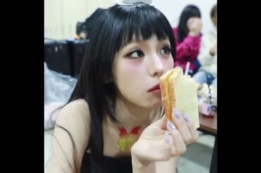 ひたすらイェジちゃんが食べてるだけの動画🤤🖤 #yeji #예지 #itzy #있지 #shorts