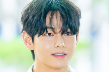 BTS・V、ハリウッドスターと並び「VOGUE WORLD」“ベストルック”に選出！ファッション界でも存在感