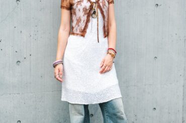 秋色のシアーカーデ×ブーツカットのデニムなど、ちょっぴりレトロなアイテムが今の気分です♪ | TOKYO | ワールドスナップ