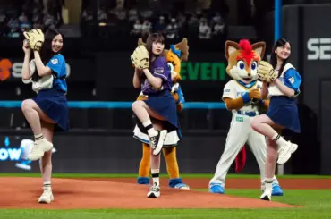 異例！乃木坂3人が同時に始球式　ミニスカ姿で金川紗耶・小川彩・長嶋凛桜まさか“大暴投”にエスコン沸く - スポニチ Sponichi Annex 芸能