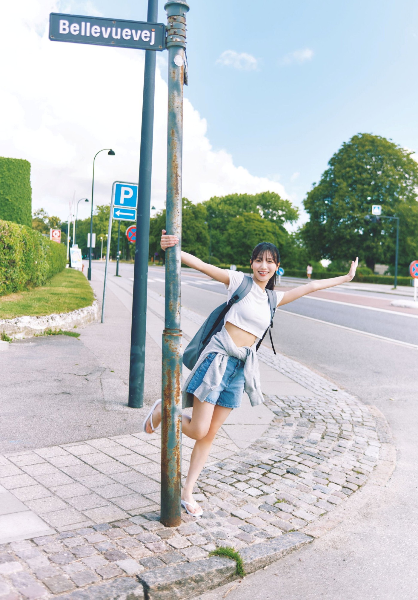 河田陽菜2nd写真集より、満面の笑みでこちらにアピールする最高にハッピーなカットが公開 - 画像一覧（1/5）