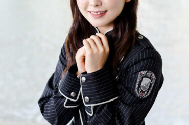 ほほ笑みながら写真に納まる櫻坂46遠藤理子（撮影・河田真司）