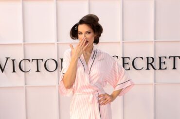 ヴィクトリアズ・シークレット2025｜エンジェルたちがまとった“リップグロスネイル”はセリスの「ヴァニティ」＆「キャミソール」 | Vogue Japan