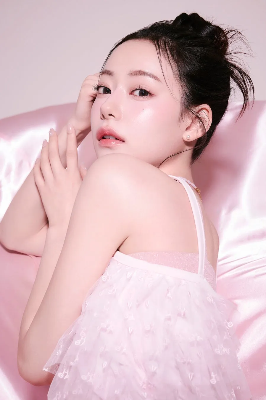 ピンク色のドレスを着た女性のポートレート