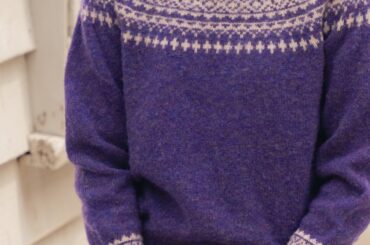 デニムスカートを上品に着るには？ パープルのフェアアイルニットが正解です。【FUDGE 11月号連動企画 -デニムに恋したセーター| DAY 8】 | FUDGE FRIEND | ファッション