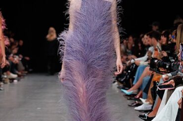 【ルック】ステラ マッカートニーが2026年サマー コレクション──“羽のない羽ばたき”を描く、未来素材とフェミニティの新しい形 | FASHION