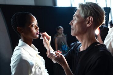 シュウ ウエムラが、パリ ファッション ウィークにて、上海＆香港ベースのデザイナーcaroline huのショーでバックステージメイクアップを担当