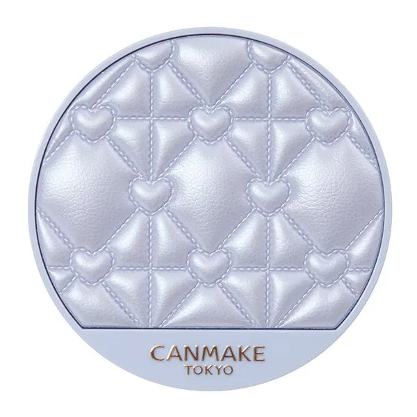 ハート柄のキルティングが施された、丸いコンパクトのコスメ。ブランドロゴが見える。