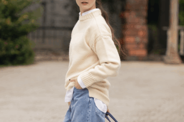 夏に活躍した淡色デニムを秋らしく着こなすなら、ガンジーセーターを合わせてみて！【FUDGE 11月号連動企画 -デニムに恋したセーター| DAY 7】 | FUDGE FRIEND | ファッション