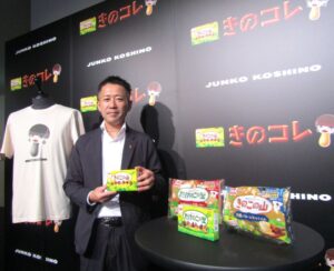 「JUNKO KINOKO Tシャツ」と吉田伊織グローバルカカオ事業本部カカオマーケティング部カカオニュービジネスG課長補佐