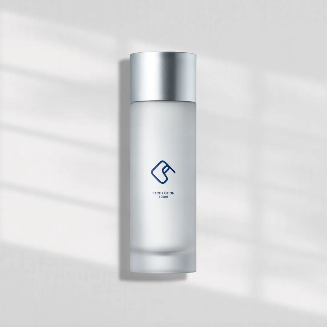 白を基調とした化粧水ボトルの商品写真