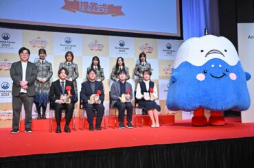 授賞式に出席した受賞者と櫻坂46メンバー【写真：ENCOUNT編集部】